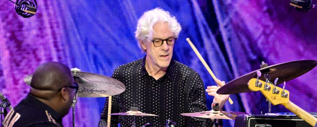 Stewart Copeland, l’artista che ha reinventato la batteria e fatto tremare i Police