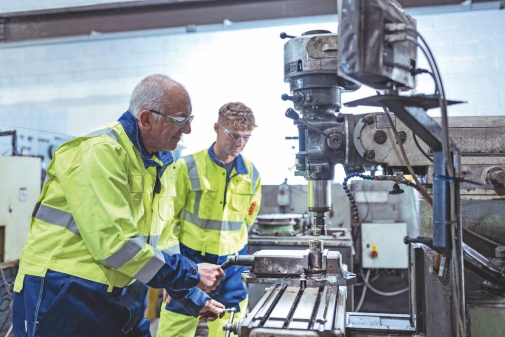 Lavoro anziano: gli over 60 non si fermano più, ecco perché conviene restare al lavoro