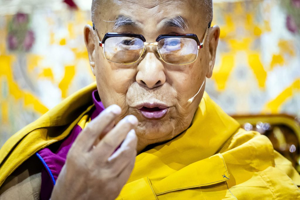 Il Dalai Lama spegne 90 candeline e le voci sull
