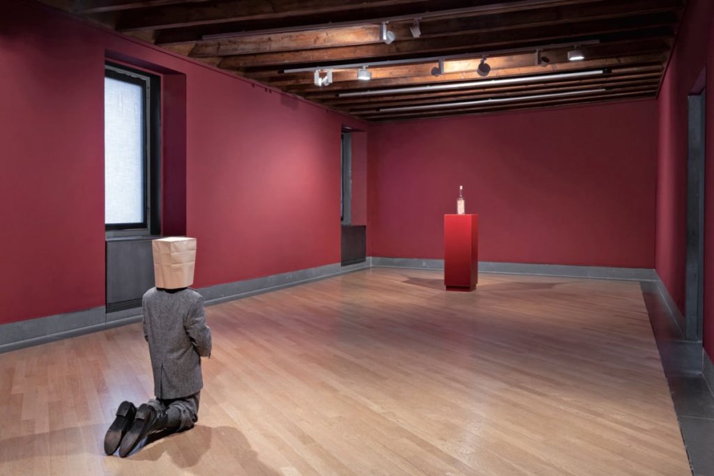 Che ci piaccia o no, Cattelan c’è