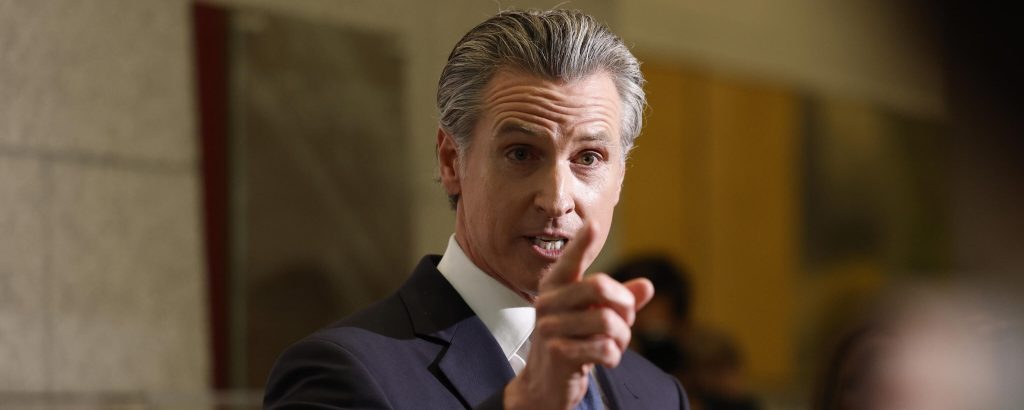 Il democratico che imita Trump per batterlo: chi è Gavin Newsom il camaleonte californiano che mira già alla Casa Bianca