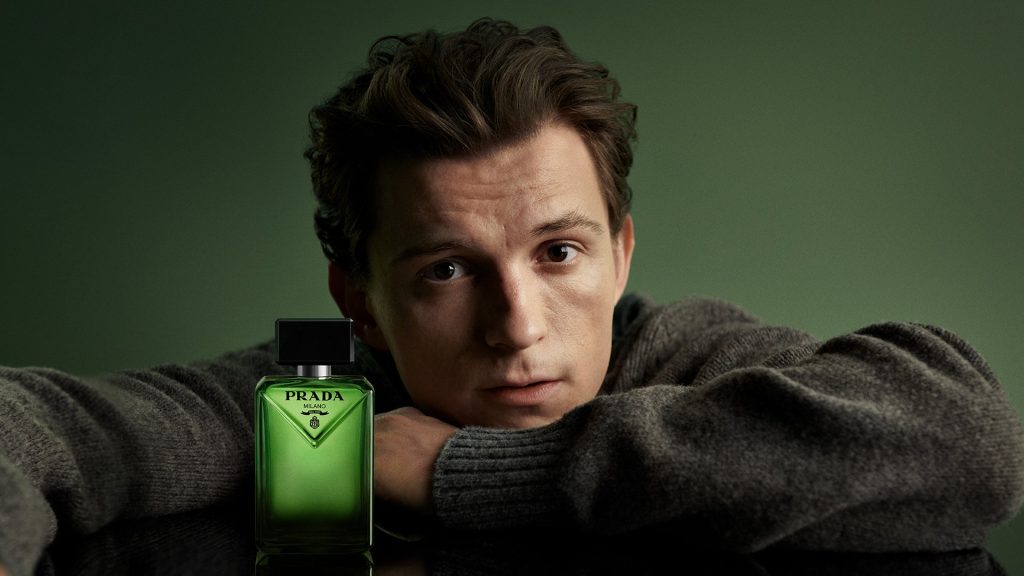 Tom Holland è il volto di Prada Paradigme: la nuova mascolinità in una fragranza rivoluzionaria