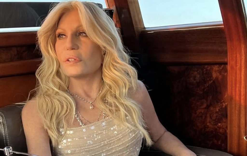 Donatella Versace sorprende tutti: il filler non va più di moda e il suo glow-up diventa virale