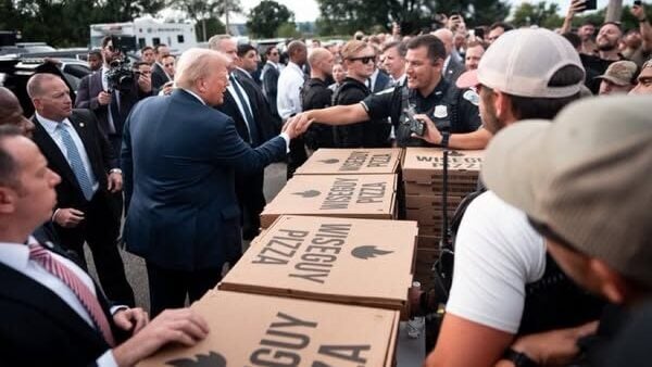 Donald Trump, pizza and burgers for the police and national guard in Washington