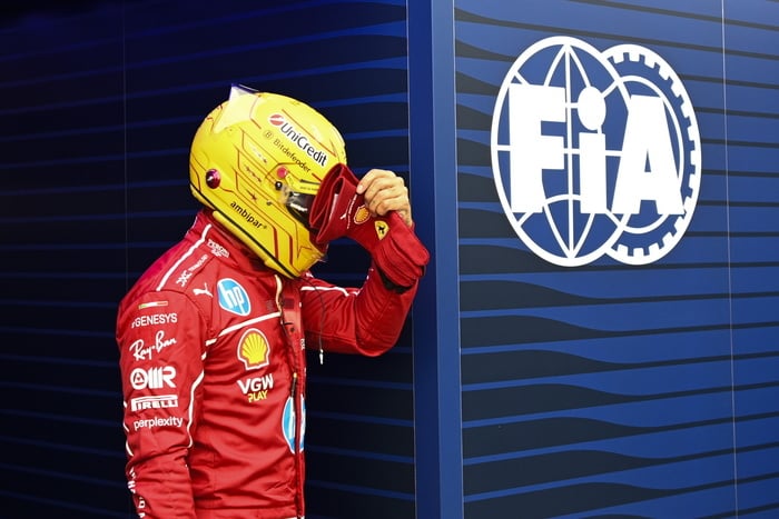 F1, Leclerc soltanto quarto e furioso. Continua l’anno nero della Ferrari