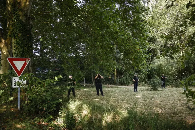 Francia sotto shock, uomo sventrato e disposto a croce: è caccia al killer del “rito nero”