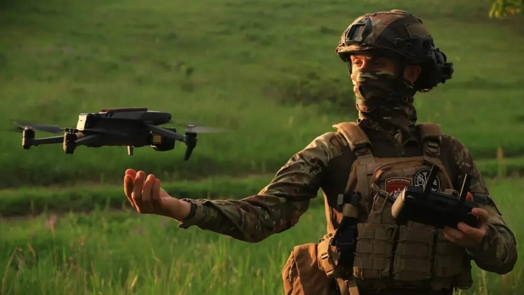 Droni, bombe plananti e carri armati: il dilemma della Nato sulle armi del futuro