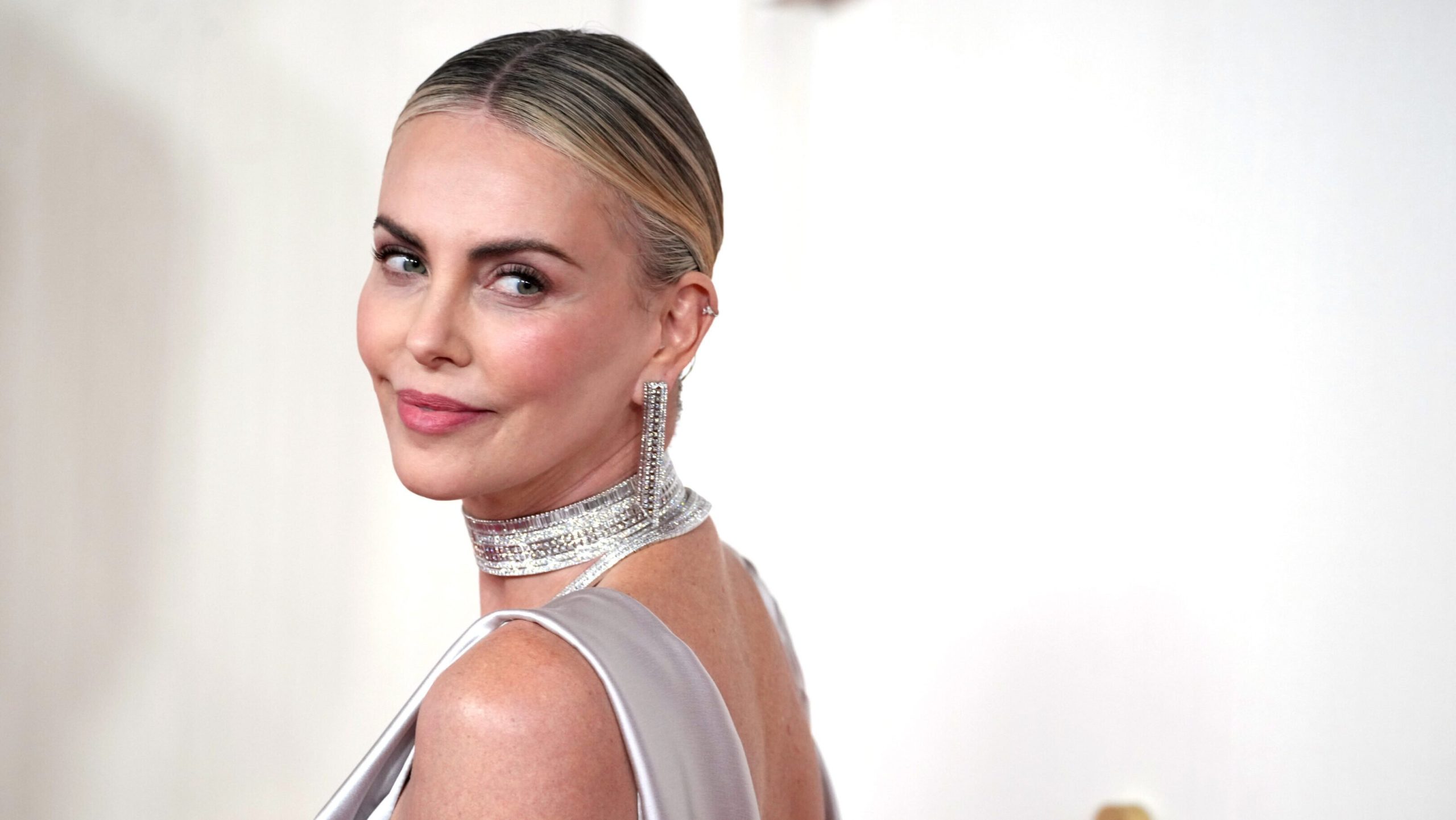 Charlize Theron ha 50 anni (e nessun rimpianto): «Ora vivo solo per me stessa»