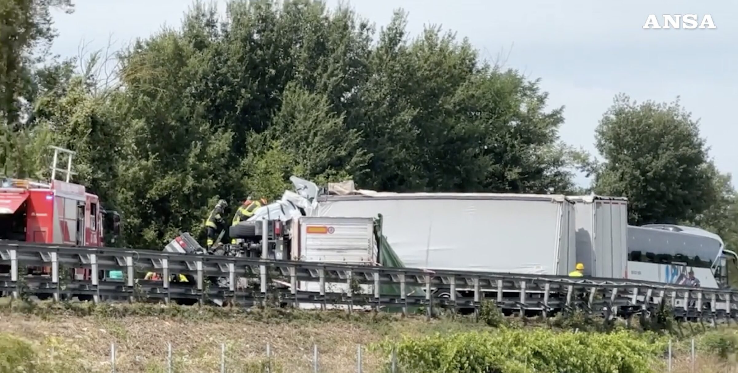 Three deaths on the ambulance, 18 wounded and highway in tilt