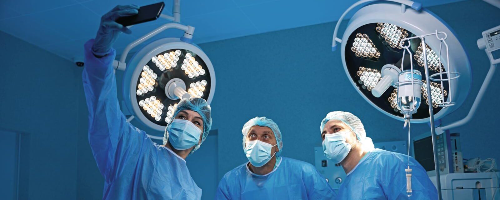 La carica dei medici influencer: camici bianchi nell’era dei social media