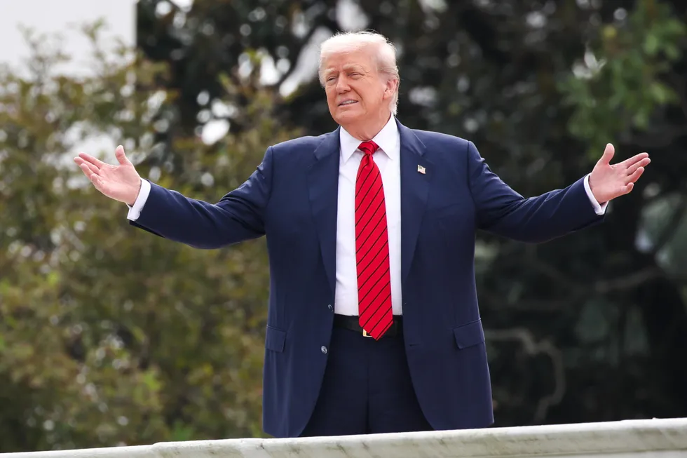 Dazi Usa, Trump avverte l’Ue: senza investimenti tariffe fino al 250%