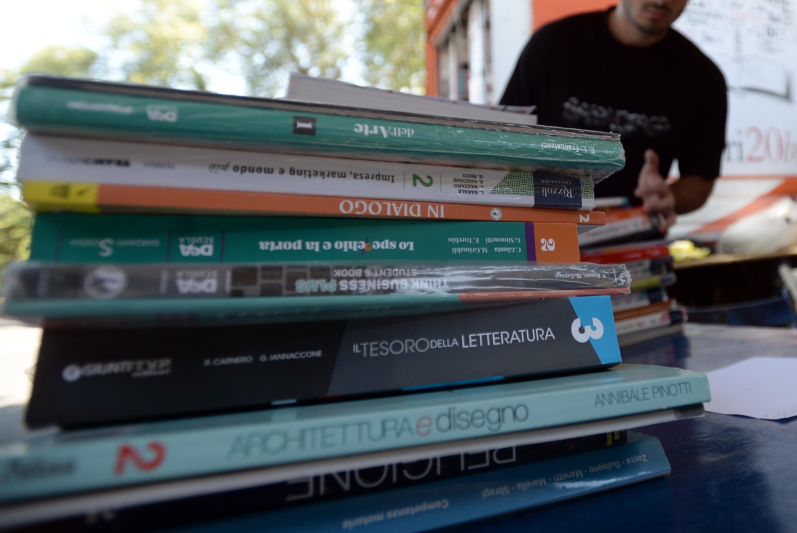 Caro libri di scuola 2025: spesa media oltre i 700 euro a studente