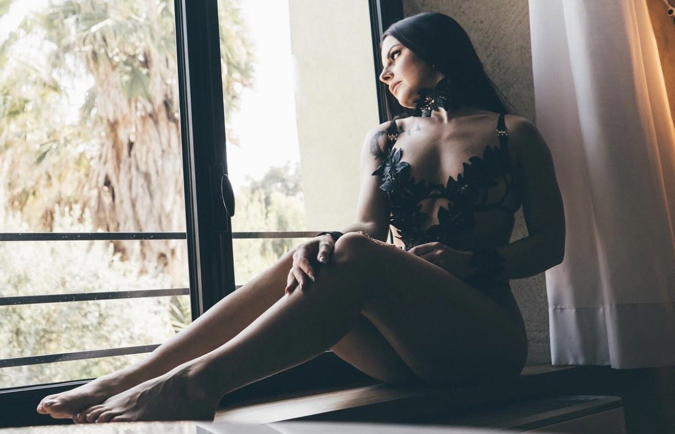 Elena Maraga, la sexy maestra di OnlyFans lancia il calendario 2026: 12 mesi di libertà (e scandalo)