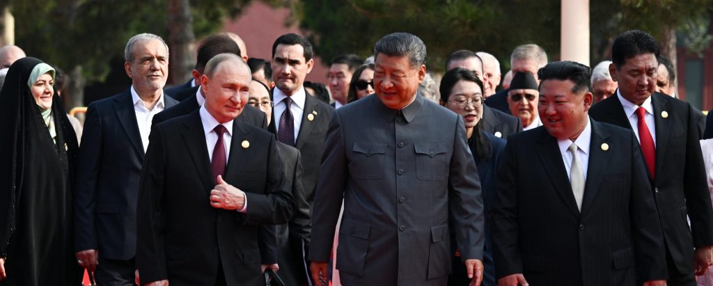 Xi e la parata del potere: Pechino sfida l’Occidente con missili, alleati e un messaggio globale