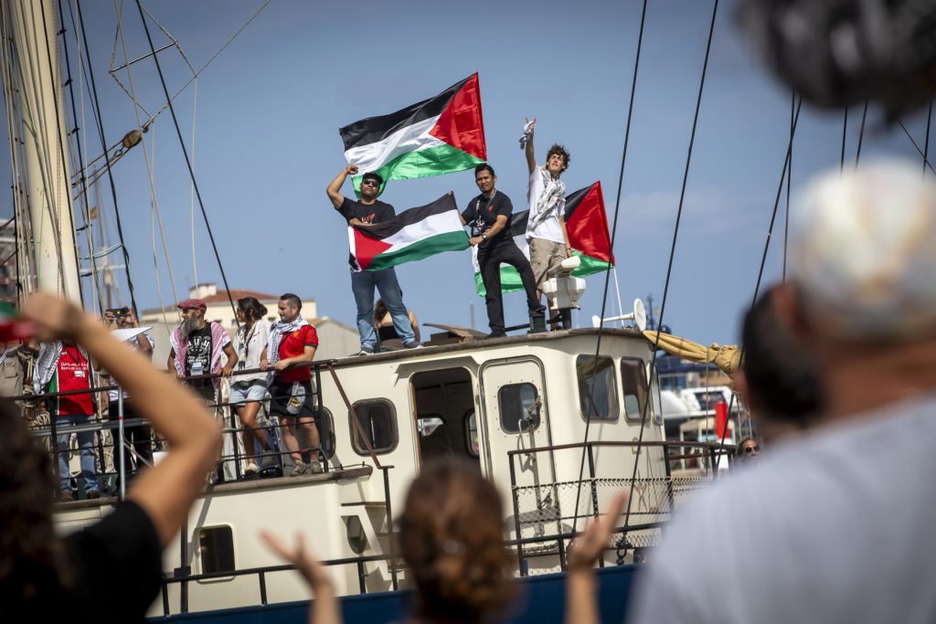 Da Montecitorio a Gaza per il selfie perfetto: la crociera social dell’opposizione