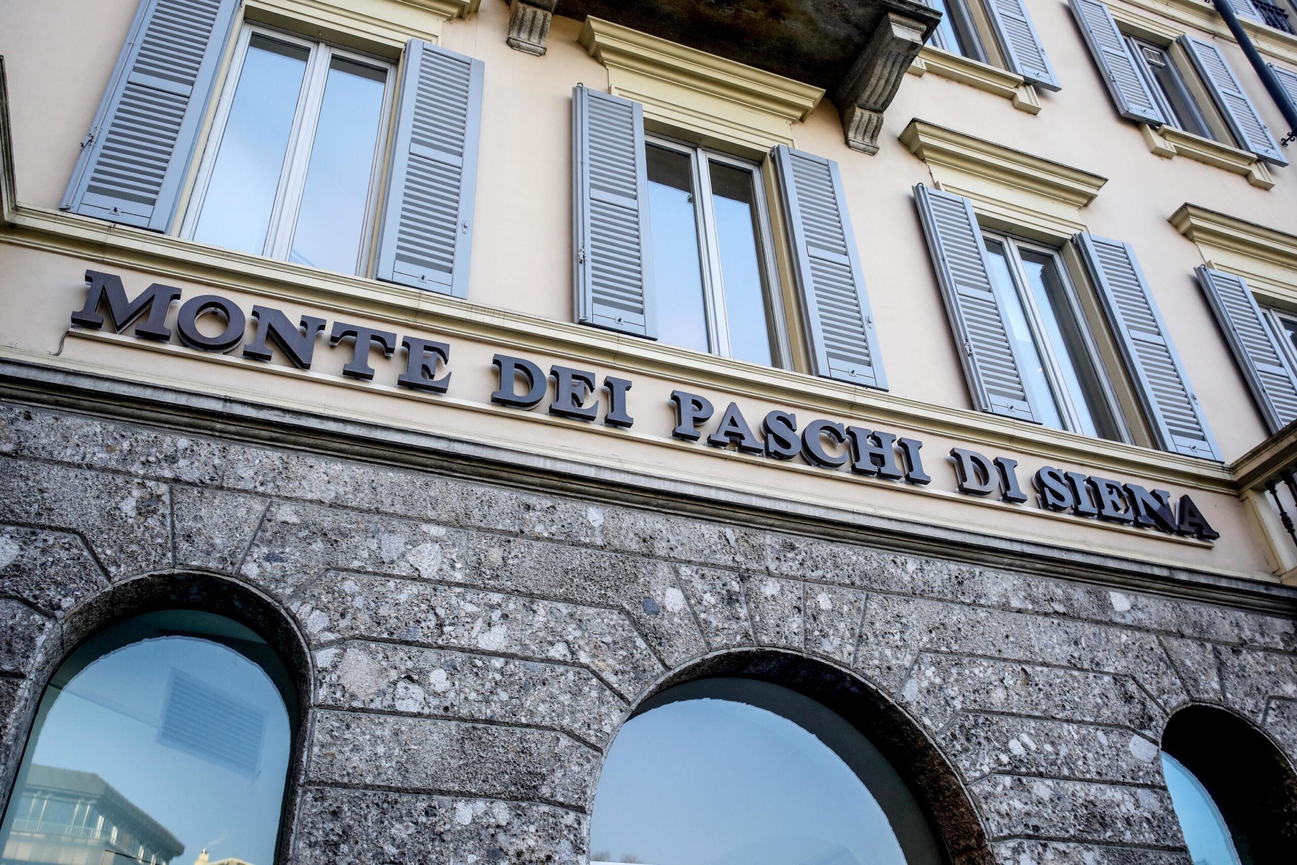 Mps punta al pieno su Mediobanca: adesioni in crescita e sfida per la successione al vertice