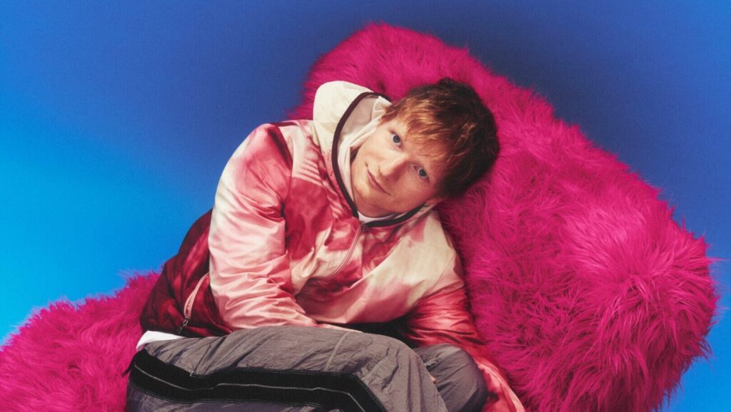 Ed Sheeran: esce Play, un disco tra nostalgia e voglia di reinventarsi