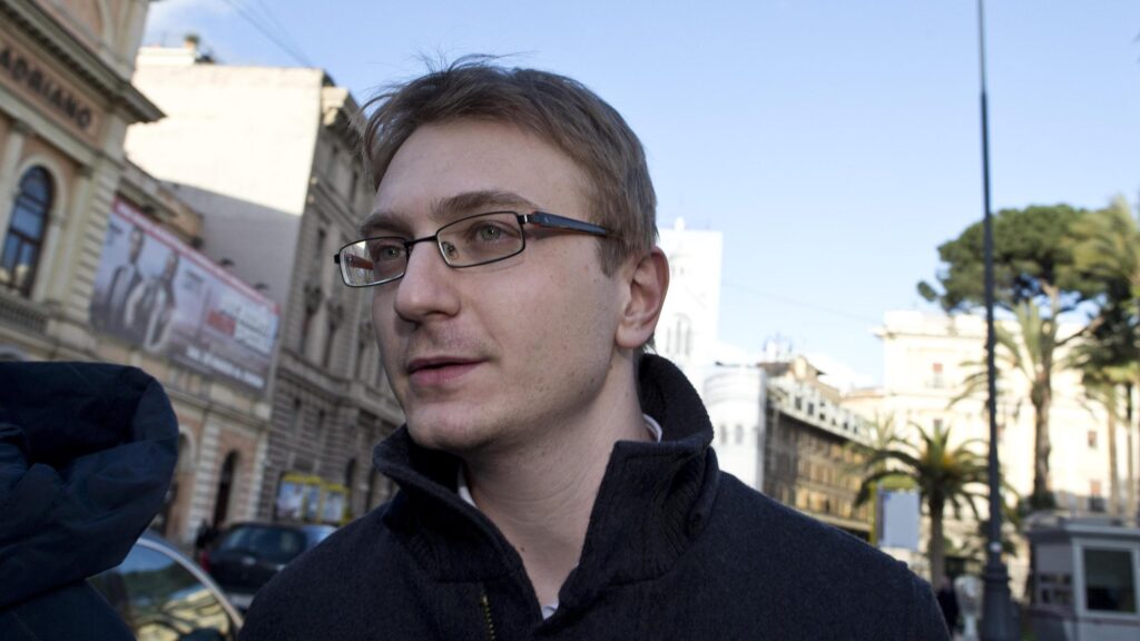 Garlasco, nuova analisi sull’impronta: “Non era 42 ma 44”. Così crolla la prova chiave contro Stasi