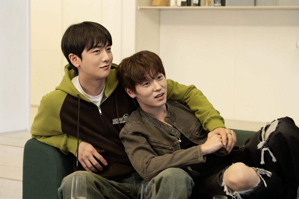 Kevin degli OMEGA X e Kim Kang Min, il crossover perfetto tra K-pop e K-drama in My Bias Is Showing! 