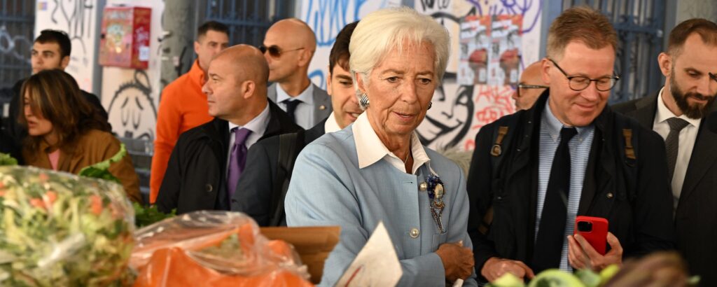 Lagarde «massaia». Scopre il mercato e che la verdura è diventata cara