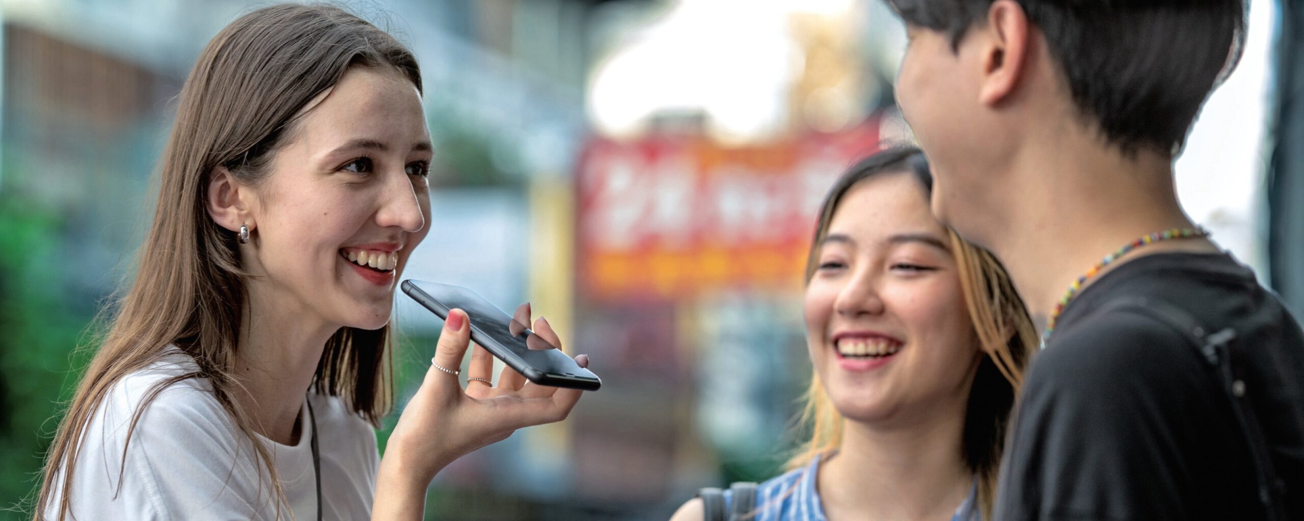 La rivoluzione del linguaggio: così l’IA rende naturali le conversazioni globali