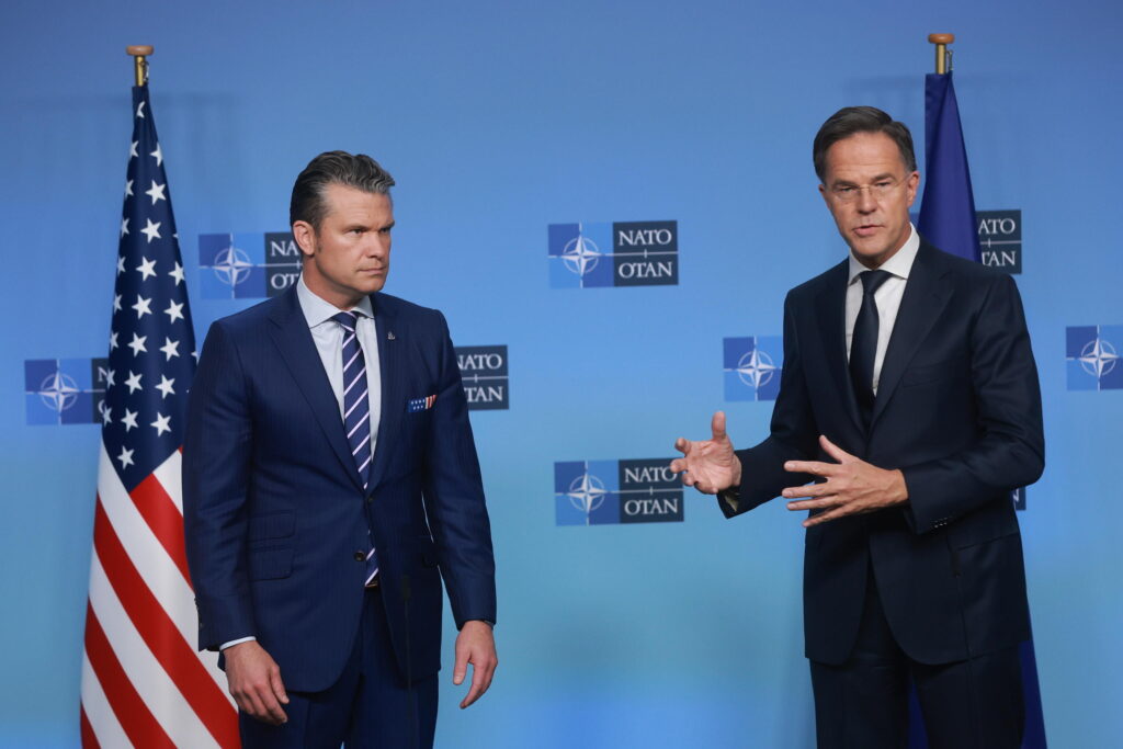 Nato: gli alleati promettono nuovo sostegno all’Ucraina, e gli Usa bacchettano l’Europa