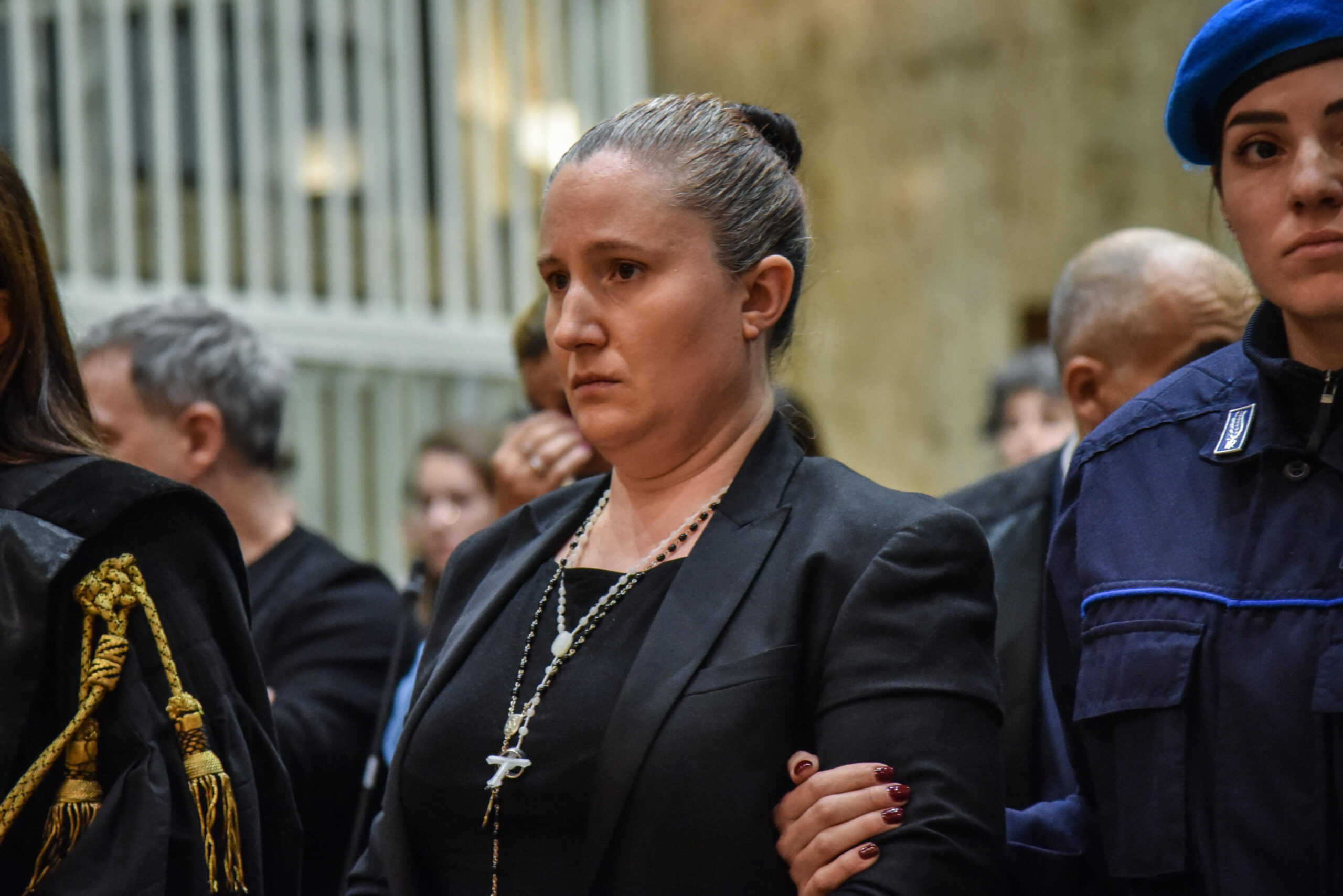 Alessia Pifferi, cancellato l’ergastolo: 24 anni per la madre di Diana. La Corte riconosce fragilità mentale