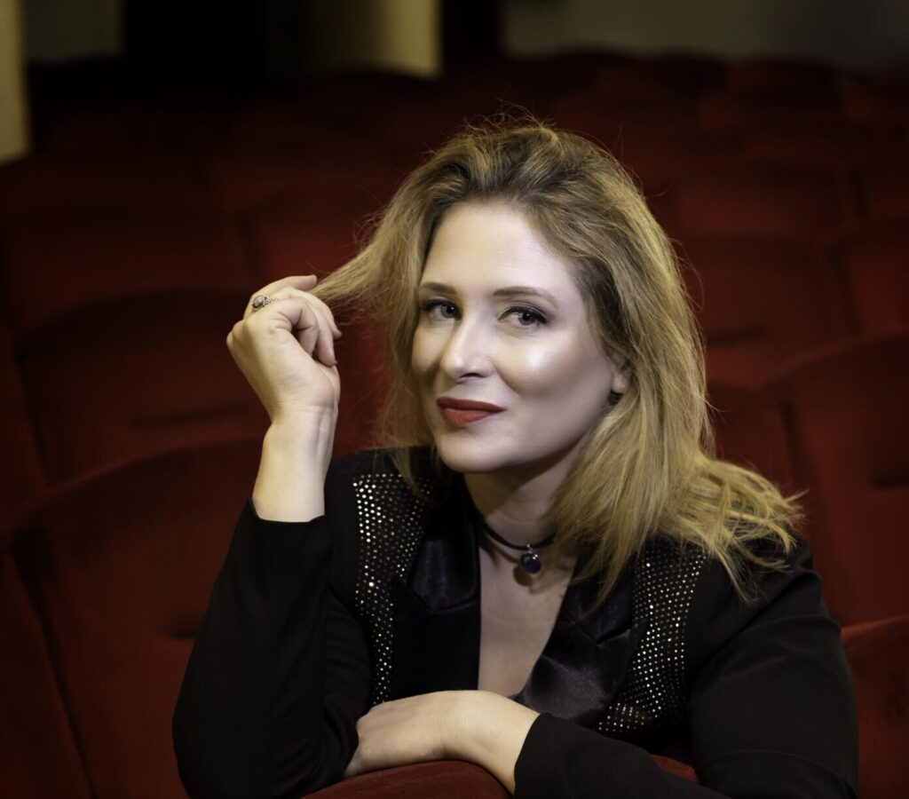 «Cruda e Nuda», il nuovo spettacolo di Alice Mangione. Sarò divertente, ma non buffa