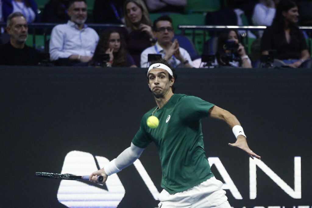 Djokovic batte Musetti ad Atene e poi lo consola: “Tranquillo Lorenzo alle Finals non vado, tocca a te”