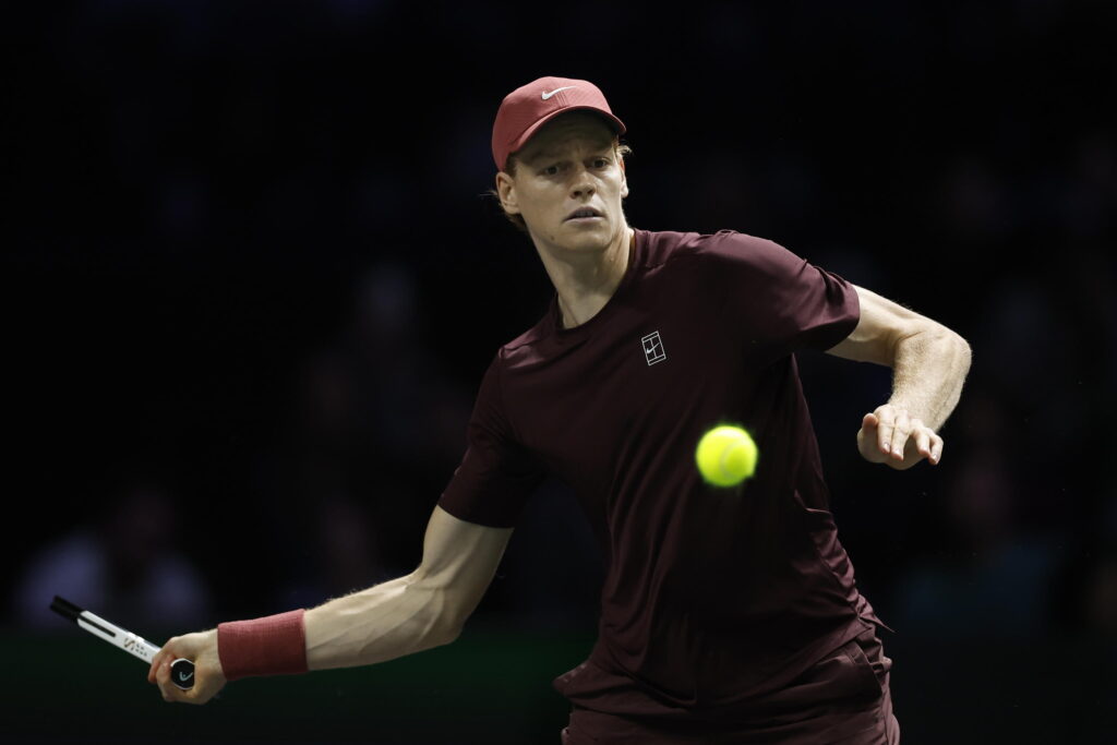 Sinner implacabile, Zverev travolto In finale la sfida a Auger-Aliassime per tornare numero uno al mondo