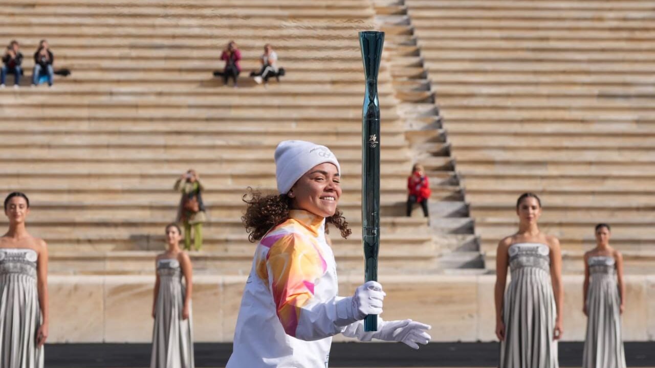 Milano-Cortina 2026, la fiamma olimpica giunge a Roma e comincia il suo viaggio magico in Italia