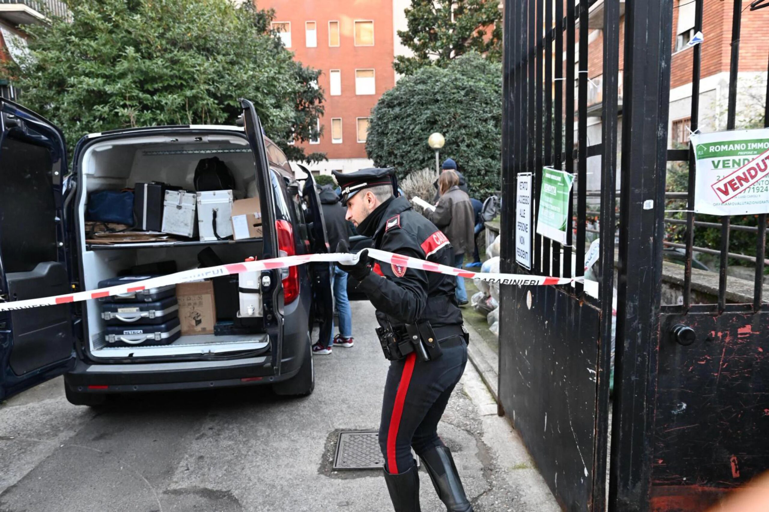 Donna trovata morta in un cortile a Milano: indagini per omicidio, la vittima aveva lividi e segni sul collo