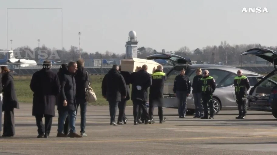 Crans Montana massacre, the arrival at Linate of the coffins of the Italian victims