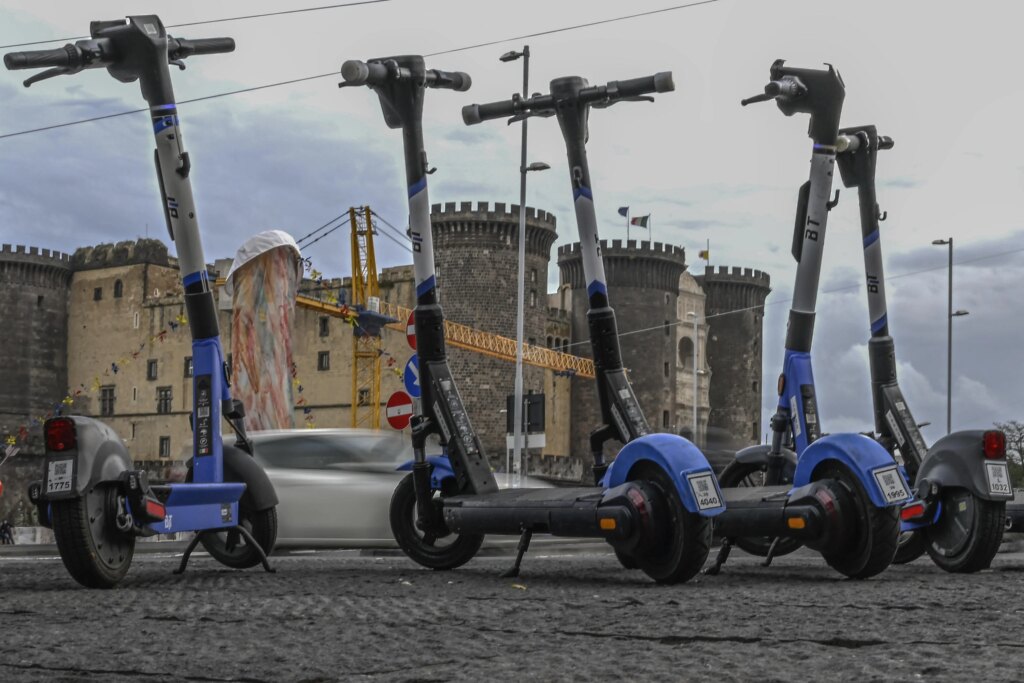 Monopattini elettrici, arrivano targa e assicurazione obbligatorie: cosa cambia da primavera