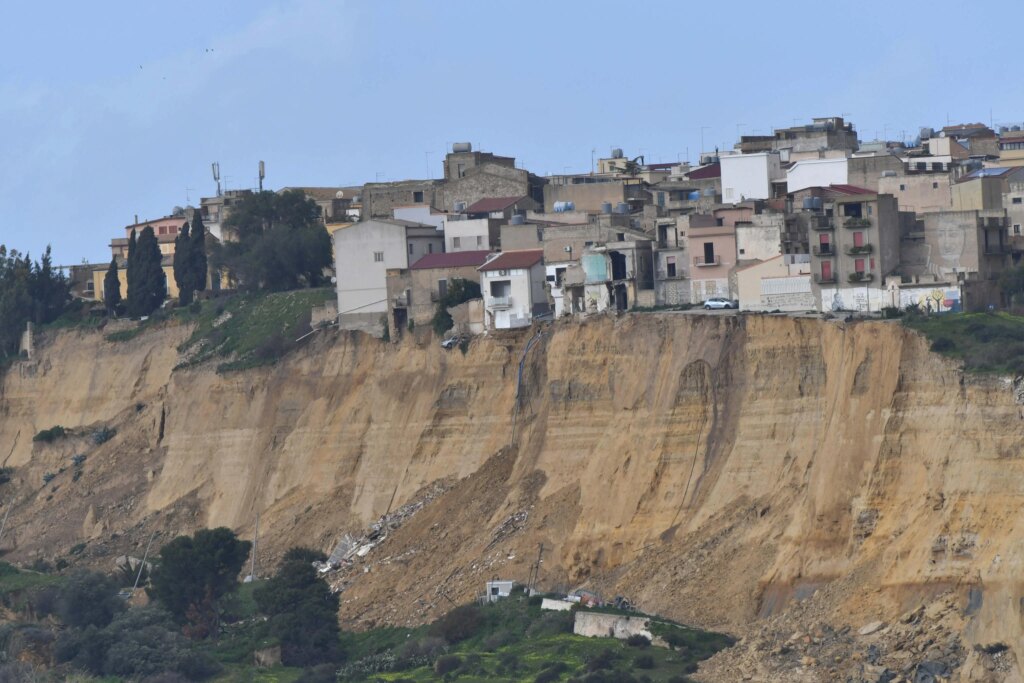Frana a Niscemi, oltre 1.300 sfollati: Musumeci propone un’indagine amministrativa 
