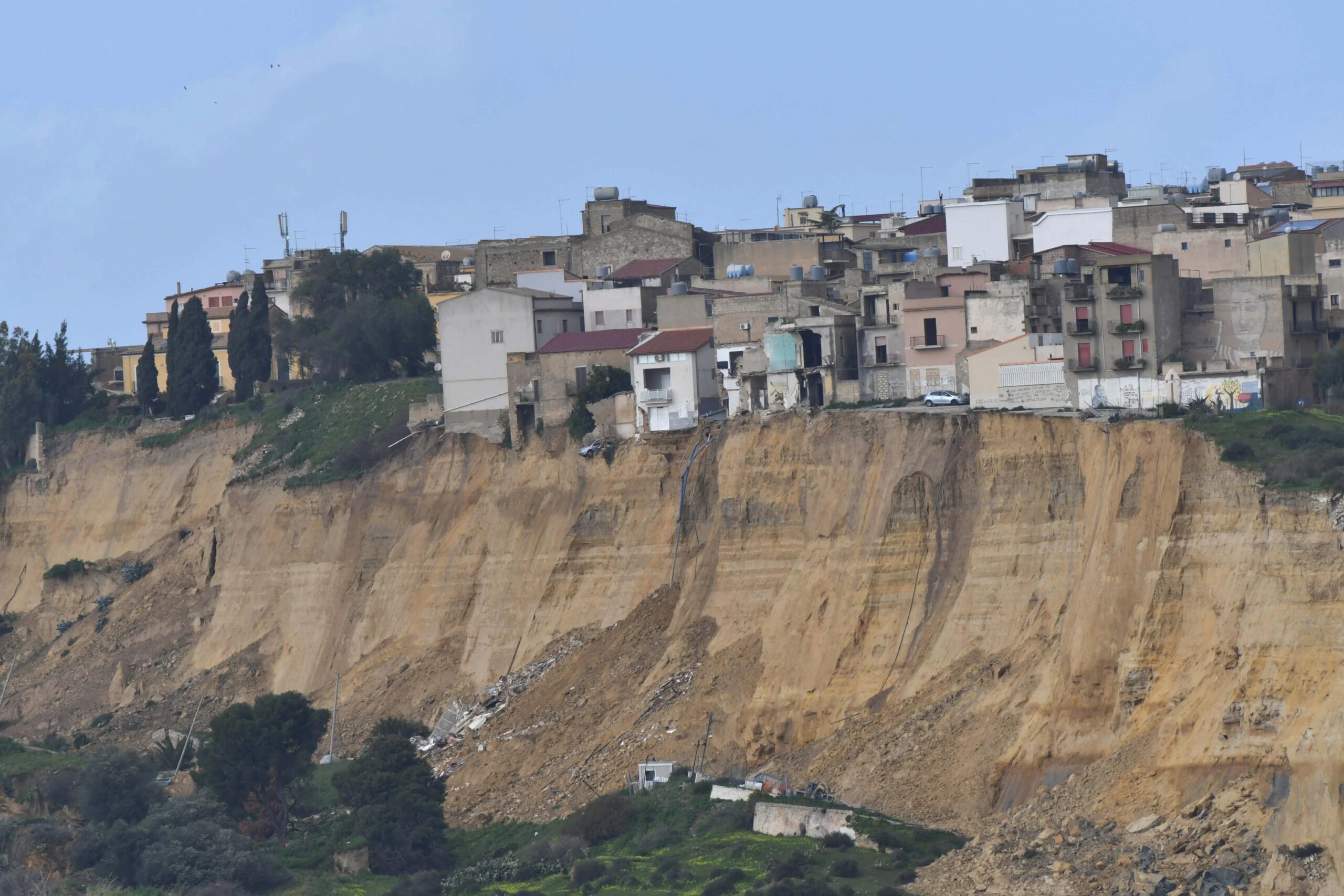 Frana a Niscemi, oltre 1.300 sfollati: Musumeci propone un’indagine amministrativa 