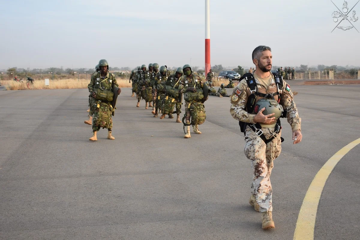 Spari ed esplosioni vicino all’aeroporto di Niamey: dirottati due voli, militari italiani messi in sicurezza