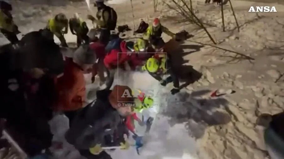 Gressoney, the dramatic rescue of a man under a snow avalanche