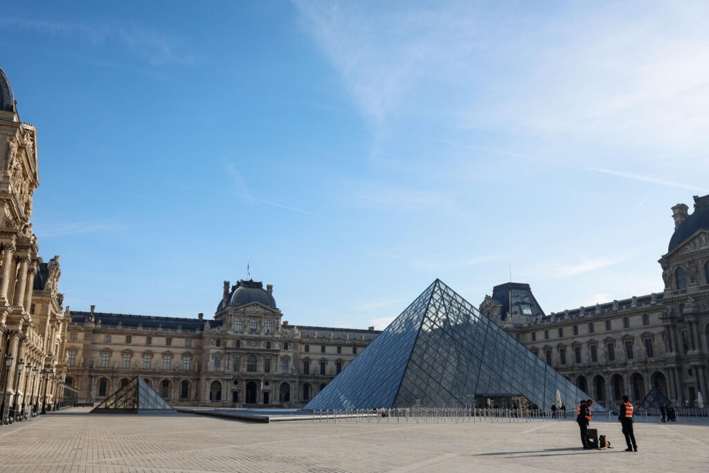 Scandalo Louvre: Parlamento all’attacco dopo il più grande furto della storia del museo
