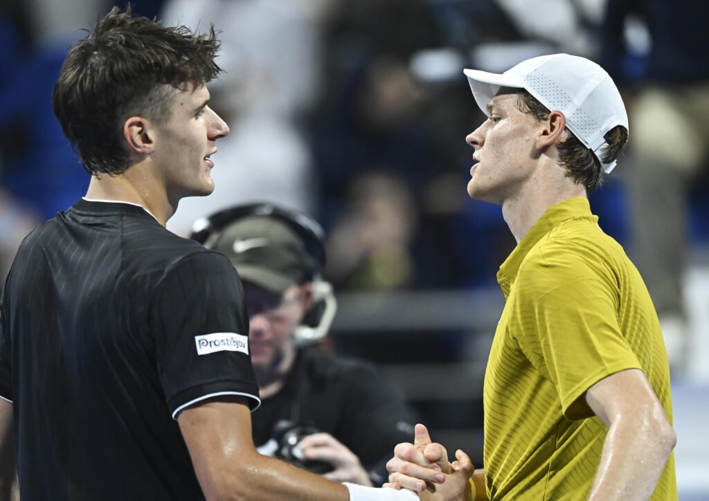 Sinner eliminato dal ceco Mensik L’avventura a Doha è già finita