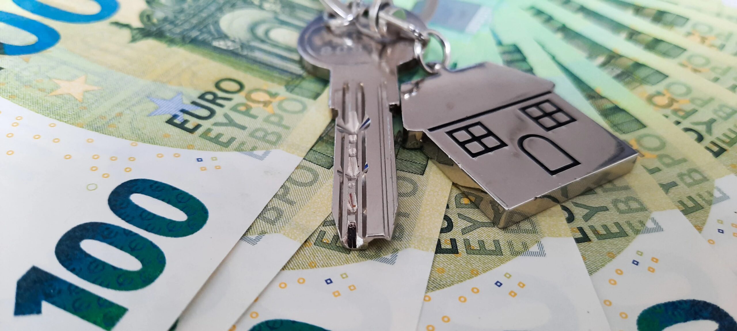 Ghigliottina sugli affitti brevi: così Comuni e Ue preparano la stretta del 2026