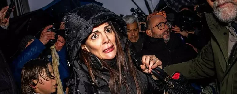 Crans-Montana, i familiari delle vittime contro i Moretti: «Avete ucciso i nostri figli, come dormite?»