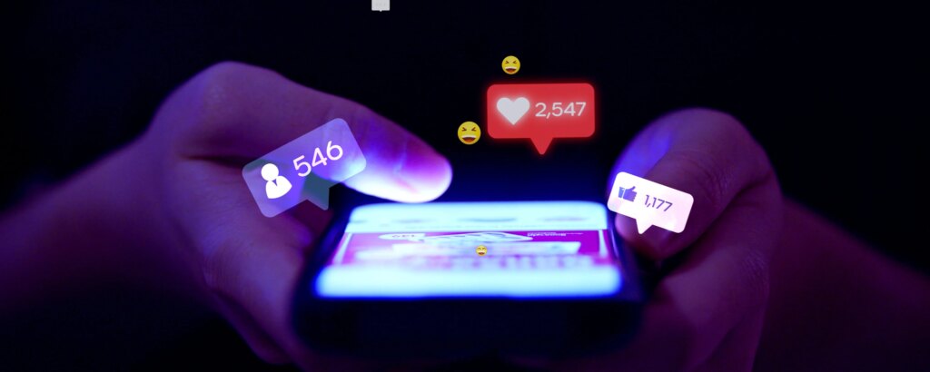 La Commissione Ue sfida lo scrolling sui social: nel mirino il design delle app