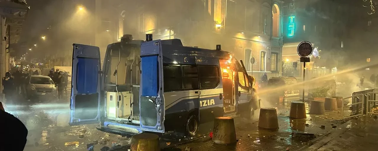 Torino ripiomba nella guerriglia: scontri al corteo per Askatasuna, poliziotto aggredito con un martello