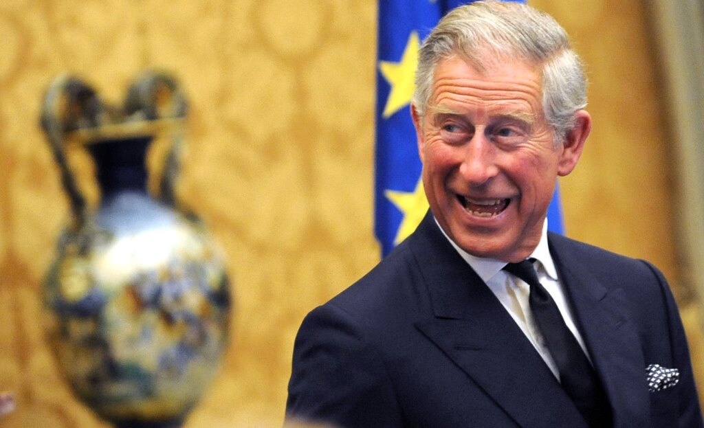 Perché Carlo d’Inghilterra si firma “Charles R.”: il significato nascosto dietro una semplice iniziale