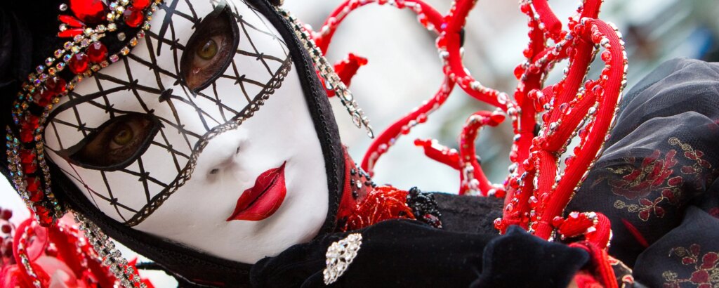 La “grande recita” ci ha stufati: il teatro delle maschere del potere