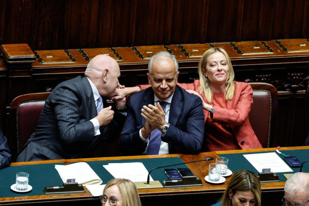 Decreto sicurezza: restano scudo penale e fermo preventivo, ma i pm possono stabilire il rilascio immediato