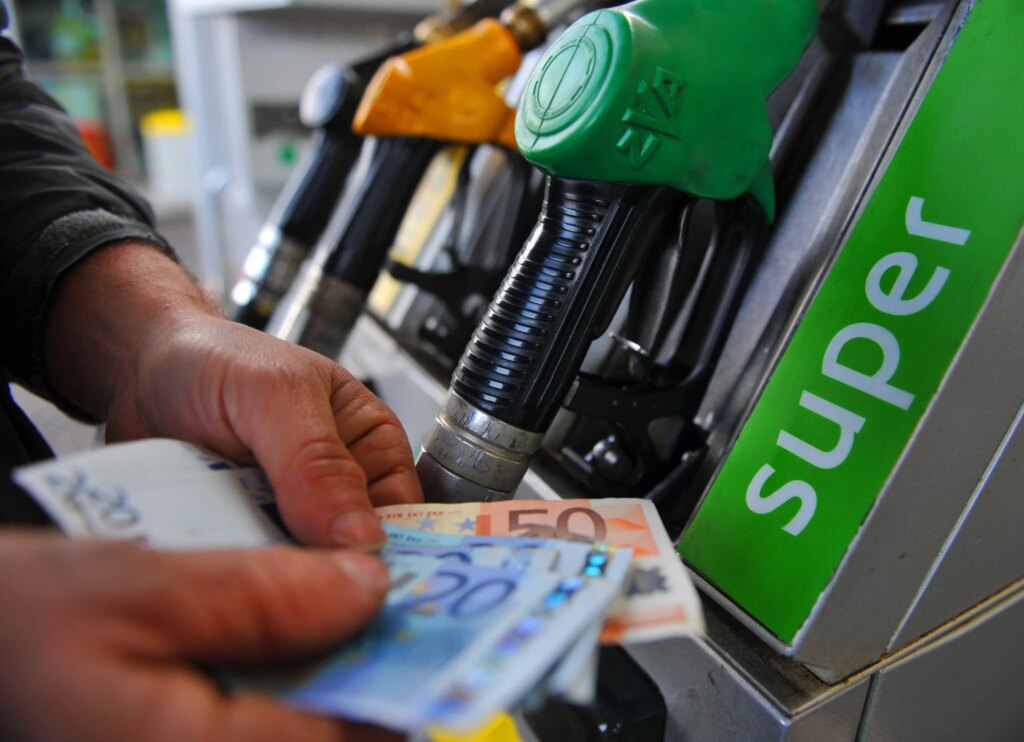 Benzina e diesel tornano a correre con la guerra: fino al +5,9% in pochi giorni. Tutti gli aumenti dal Nord al Sud