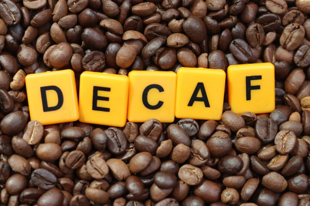 Caffè decaffeinato, il fenomeno che sta conquistando gli italiani (e vale miliardi)