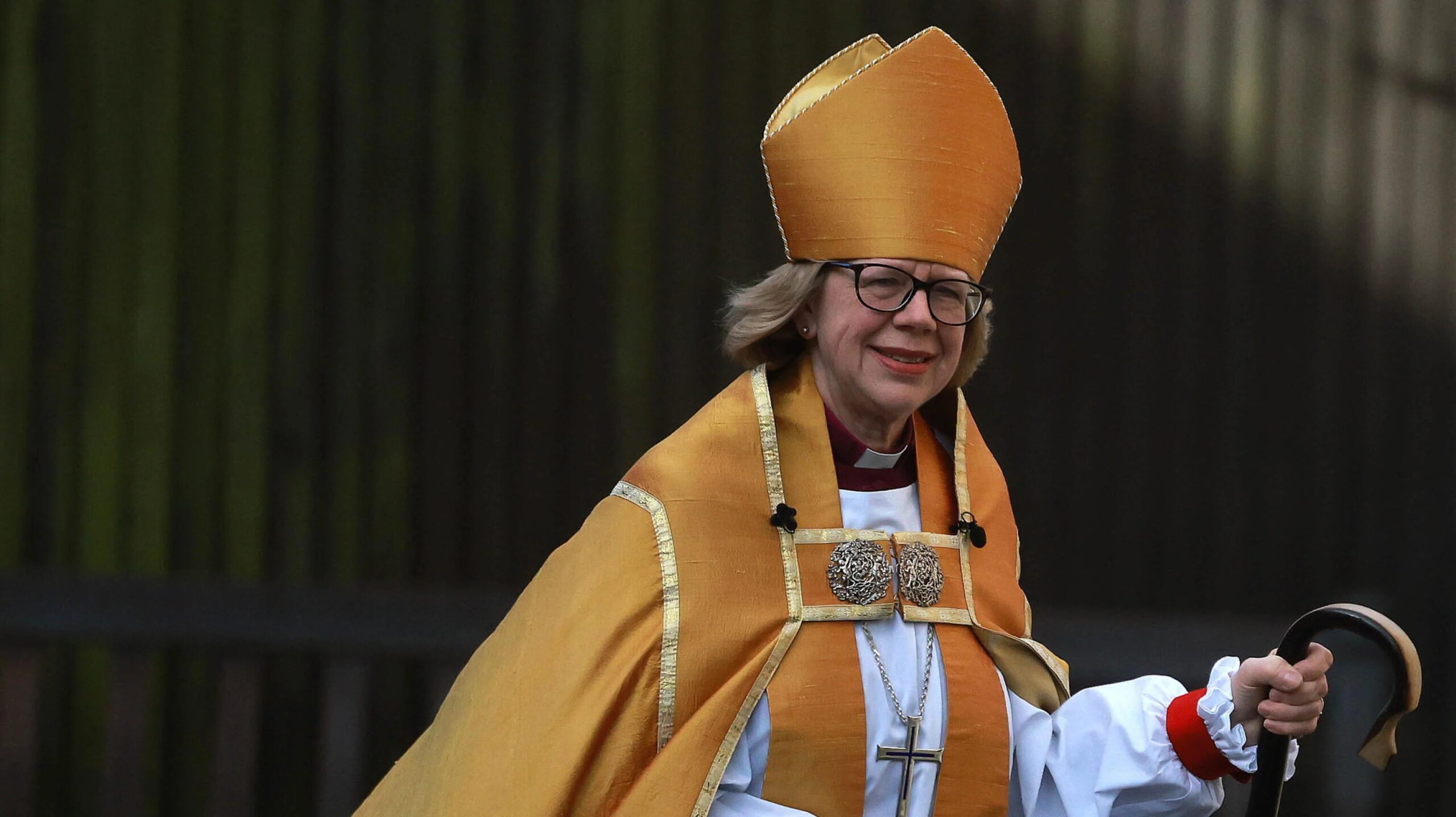 Sarah Mullally insediata arcivescovo di Canterbury, è la prima donna a guidare la Chiesa Anglicana
